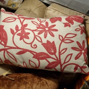 Rood roze beige met bloemen, handwerk kussen 40x60 cm langwerpig, M.M. Metamorphosis, achterkant rood incl. binnen kussen (op voorraad) V1