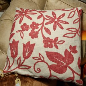 Rood roze beige met bloemen, handwerk kussen 40x40 cm vierkant, M.M. Metamorphosis, achterkant gelijk aan voorkant incl. binnen kussen (op voorraad) V1