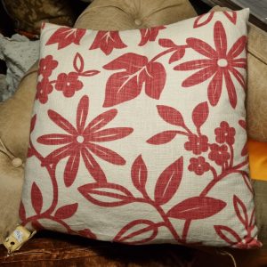 Rood roze beige met bloemen, handwerk kussen 40x40 cm vierkant, M.M. Metamorphosis, achterkant gelijk aan voorkant incl. binnen kussen (op voorraad) V1