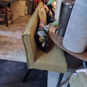 Groen geïmpregneerd stof Impress me 10, eetkamerbank met rug leuning, zwarte houten poten en stiksel langs de randen lang 2.20 x diep 59 cm x 84 cm hoog, zithoogte 47 cm en kan op maat anders zoals rechts , of een deel eraan om bijv. een hoekbank te maken. BRIK Group, Adam dinner couch  (op voorraad) V1