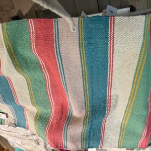 Blauw groen roze gestreept 100% katoen badmat runner loper vloer kleed , The Go Round Interiors, Striped cotton rug, rechthoek tapijt /tafelloper / runner / badmat , lengte: 90 cm breedte: 60 cm (op voorraad) V2
