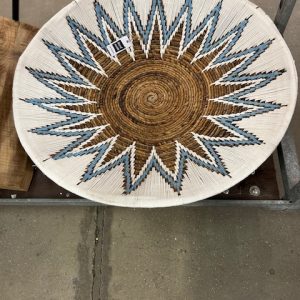 Bruin blauw wit van bananenblad geweven muur decoratie schaal, met haak van Varios, genaamd Walldeco banana bl, 80 cm x 80 cm  (op voorraad) V2