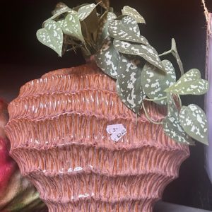 Roze oud roze met oker aardewerk ovaal bewerkt Keramiek, geglazuurd, plant pot /  bloem vaas, Diga Colmore, Vase Omar ceramic, hoogte: 33 cm, breedte: 28 cm en diepte 21 cm (op voorraad) V1