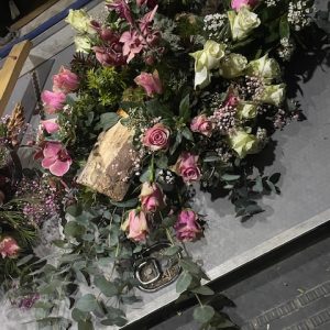 Rouwarrangement met verse bloemen op eigen voorkeur, M.M. Metamorphosis, op aanvraag kan hij helemaal naar u wens gemaakt worden met accessoires etc. V0