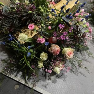 Rouwbloemstuk met verse bloemen op eigen voorkeur, M.M. Metamorphosis, op aanvraag kan hij helemaal naar u wens gemaakt worden met accessoires etc. V0