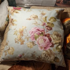 Blauw roze kussen met bloemen linnen  60x60cm vierkant, Mc veer, achterkant stof taft passend bij voorkant  look blauw grijs, incl. binnen kussen (op voorraad) V1