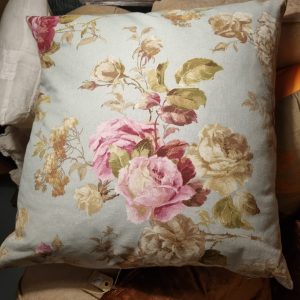 Blauw roze kussen met bloemen, linnen, 60x60cm vierkant, stof van Mc. Veer, de achterkant stof Taft, passend voorkant blauw grijs, incl. binnen kussen (op voorraad) V1