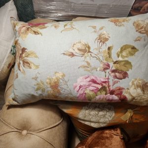 Blauw roze kussen met bloemen linnen 40x60cm rechthoek, Mc Veer, achterkant stof Taft passend bij voorkant blauw grijs, incl. binnen kussen (op voorraad) V1