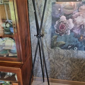 Zwart ijzer staande kapstok , By boo , met 3 ophang staanders, Afmetingen (BxDxH) 45x45x175 cm ( op voorraad ) V1