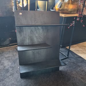 Zwart hout wand / plank schap, van By Boo, met blinde ophang armatuur, genaamd Seco - black, Afmetingen (BxDxH): 60x23x90 cm (op voorraad) v1