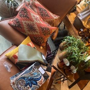 Bruin / brown leer, Bullet Tobacco, stoel / fauteuil relax draaibaar model Rasmus, Het Anker,  met bruin leren leuningen eventueel bijpassende hocker in rug deel kantelmechanisme hand hendel om meer achter over te gaan diepte 92 cm x breedte 70 cm x hoogte 100 cm met arm van leer , met een zwart metalen onderstel, met eventueel bij te bestellen passende hocker, SPECIALE PRIJS OP=OP!  ( op voorraad ) V2