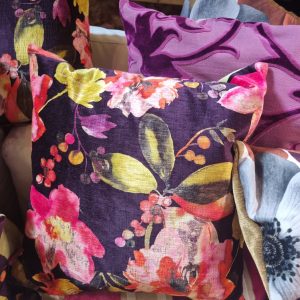Paars roze met bloemen kussen fluweel 45x45cm vierkant, M.M. Metamorphosis, handwerk, achterkant geel fluweel, incl. binnen kussen (op voorraad) V1