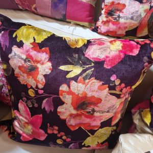 Paars roze met bloemen kussen fluweel 60x60cm vierkant, M.M. Metamorphosis, handwerk, achterkant geel fluweel, incl. binnen kussen (op voorraad) V1