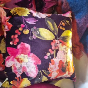 Paars roze met bloemen kussen fluweel 45x45cm vierkant, M.M. Metamorphosis, handwerk, achterkant geel fluweel, incl. binnen kussen (op voorraad) V1