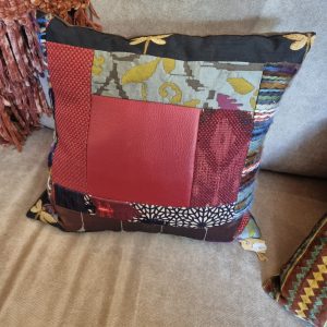 Rood zwart gemêleerd kussen 40x40cm vierkant, M.M. Metamorphosis, patchwork handwerk, de achterkant bruin fluweel, incl. binnen kussen (op voorraad) V1