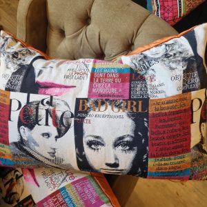 Rood Oranje met gezichten linnen patchwork verticaal handwerk incl. binnen kussen 40x60cm langwerpig, stof Mercis,  de achterkant oranje fluweel, prijs incl. binnen kussen (op voorraad) V1
