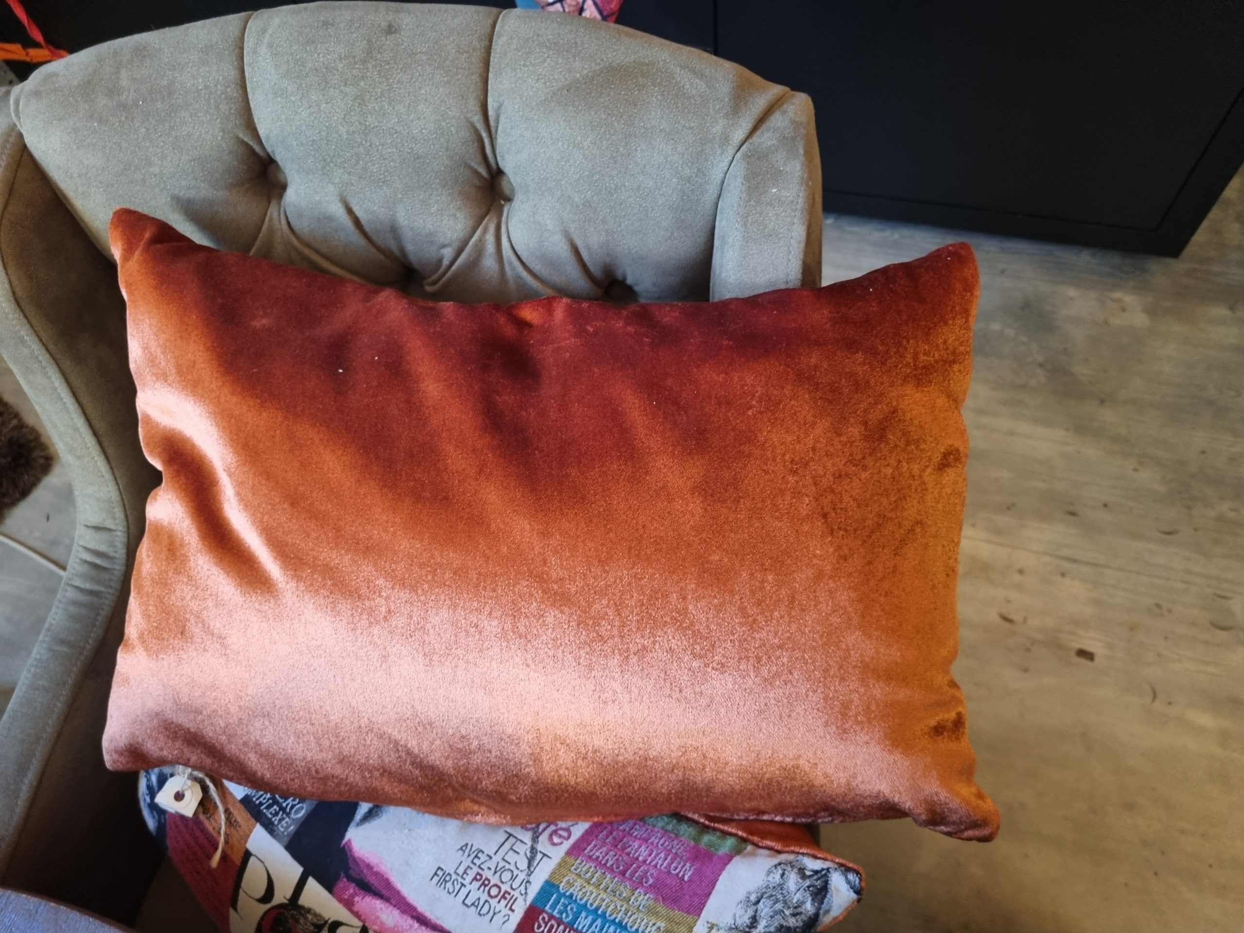 Rood Oranje met gezichten linnen patchwork verticaal handwerk incl. binnen kussen 40x60cm langwerpig, stof Mercis, de achterkant oranje fluweel, prijs incl. binnen kussen (op voorraad) V1 - Afbeelding 2
