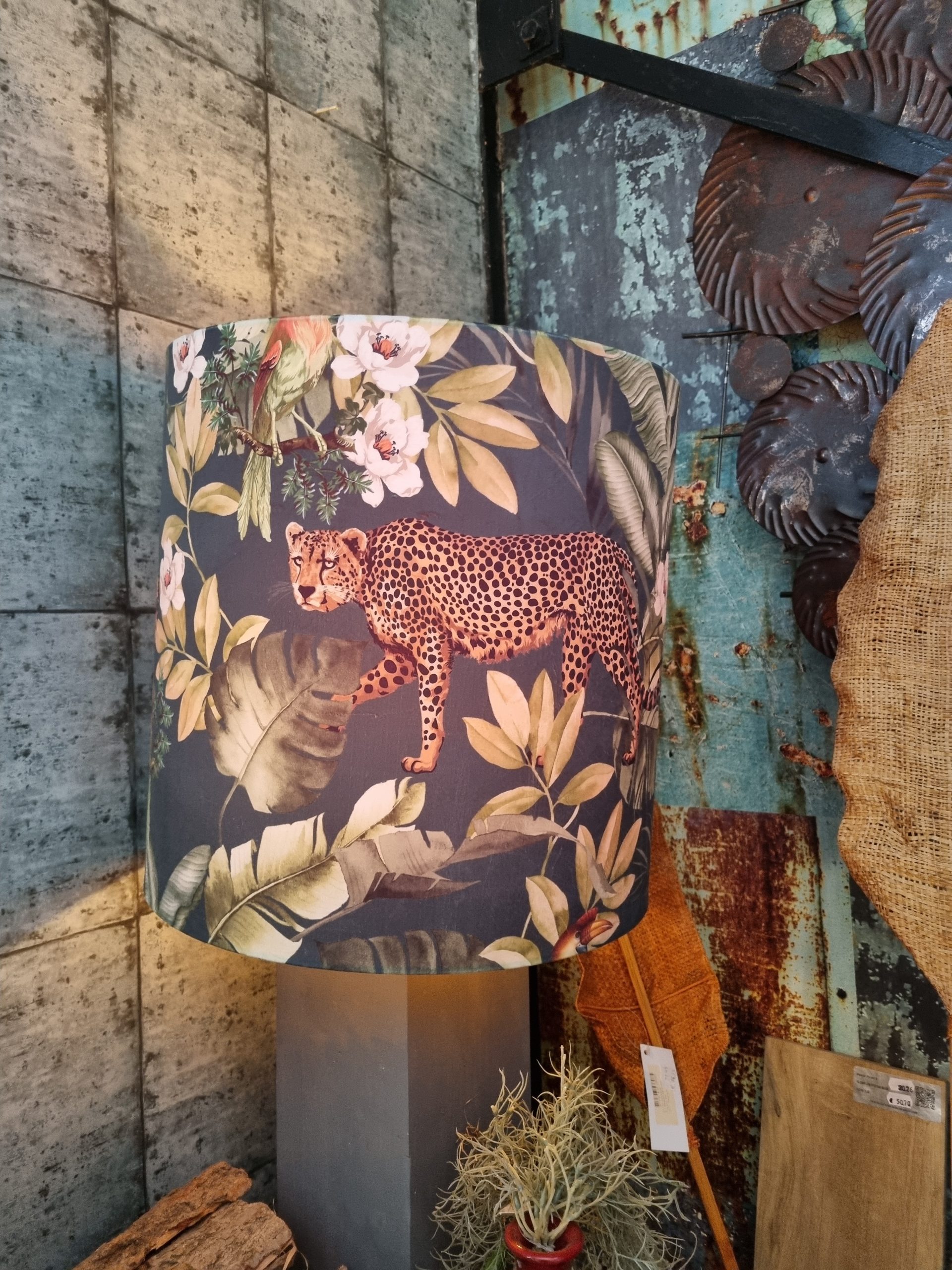 Blauw groen gemêleerd linnen, Diga Colmore, lampenkap voor op voet staand, binnenkant goud, Shade cilinder Brazil green on gold, heeft verschillende kleur beest kanten zie foto doorschijnend als lamp aan gaat, met print verschillende aanzicht vlakken net welke u mooi vindt zie foto. 42x42x42 lampenkap/kap/lamp (op voorraad) V1 - Afbeelding 3