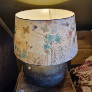 Wit blauw roze linnen lampenkap, Light & Living, bedruk met ansichtkaarten stempel voor op staande lampen voet, binnenkant wit, transparant, Hoogte 24 cm doorsnede 40 cm. (op voorraad) v2