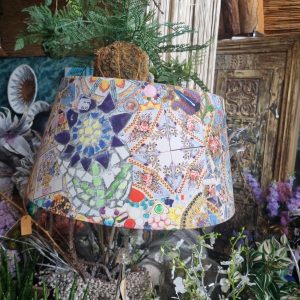Blauw rood groen gemêleerd linnen lampenkap  met mozaïek opdruk, Light & Living, voor op een staande voet, schijnt door, hoog 24 cm - diameter 45 cm, binnenkant wit   (op voorraad) V1