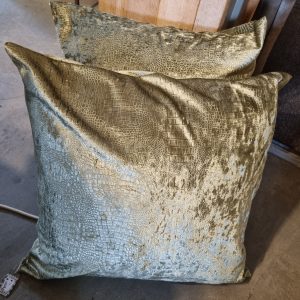 Groen fluweel krokodil motief handwerk kussen 60x60cm vierkant, stof Mercis,  de achterkant gelijk aan voorkant, prijs incl. binnen kussen (op voorraad) V2
