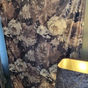 Taupe grijs beige met bloemen op fluweel stof wand kleed, Silvera, met tunnel om ophangstok doorheen te doen, gevoerd, achterkant linnenlook geluid dempend.  130 cm breed en 190 lang ( op voorraad ) v1