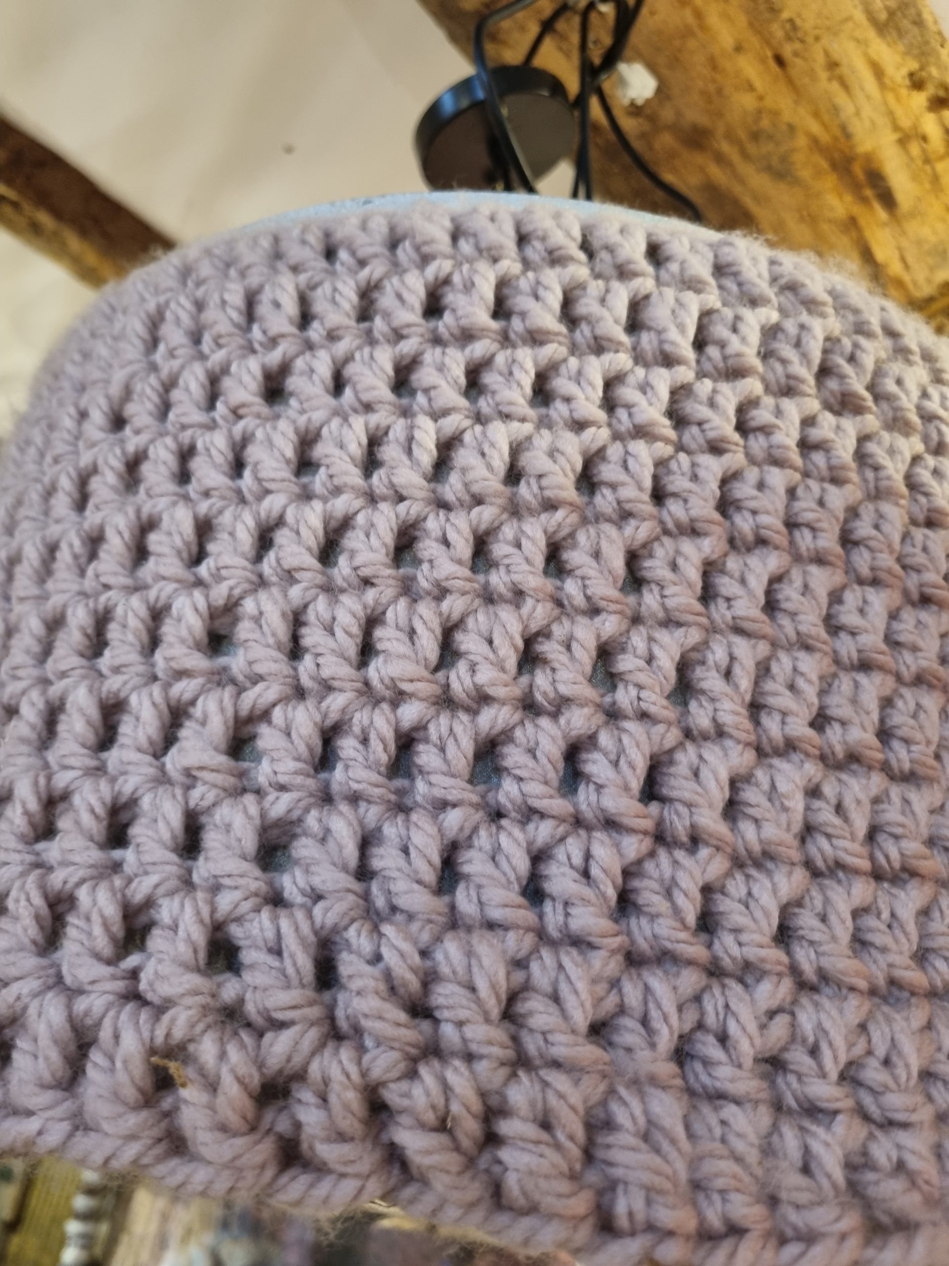 Roze wol lampenkap/kap cilinder hoes gebreid los zonder kap te verkrijgen kan over je eigen kap worden geplaatst, binnenkant zilver, M.M. Metamorphosis, Doorsnede 40cm, hoogte 25 cm. (op voorraad) V2 - Afbeelding 2