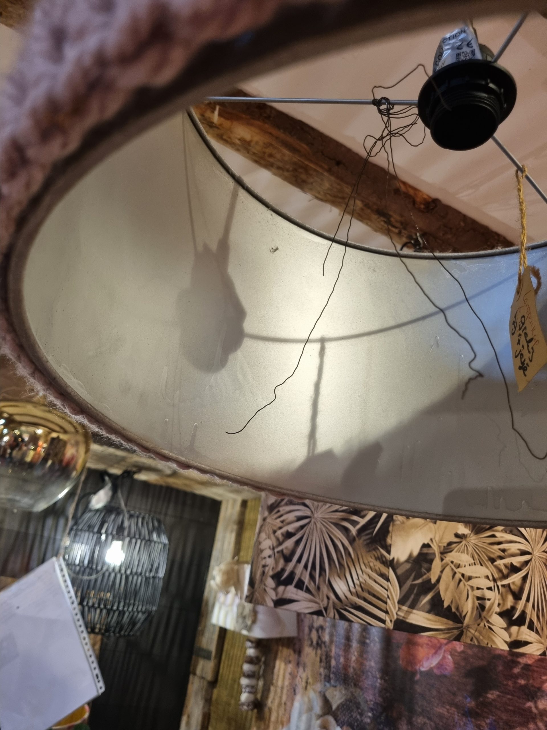 Roze wol lampenkap/kap cilinder hoes gebreid los zonder kap te verkrijgen kan over je eigen kap worden geplaatst, binnenkant zilver, M.M. Metamorphosis, Doorsnede 40cm, hoogte 25 cm. (op voorraad) V2 - Afbeelding 3