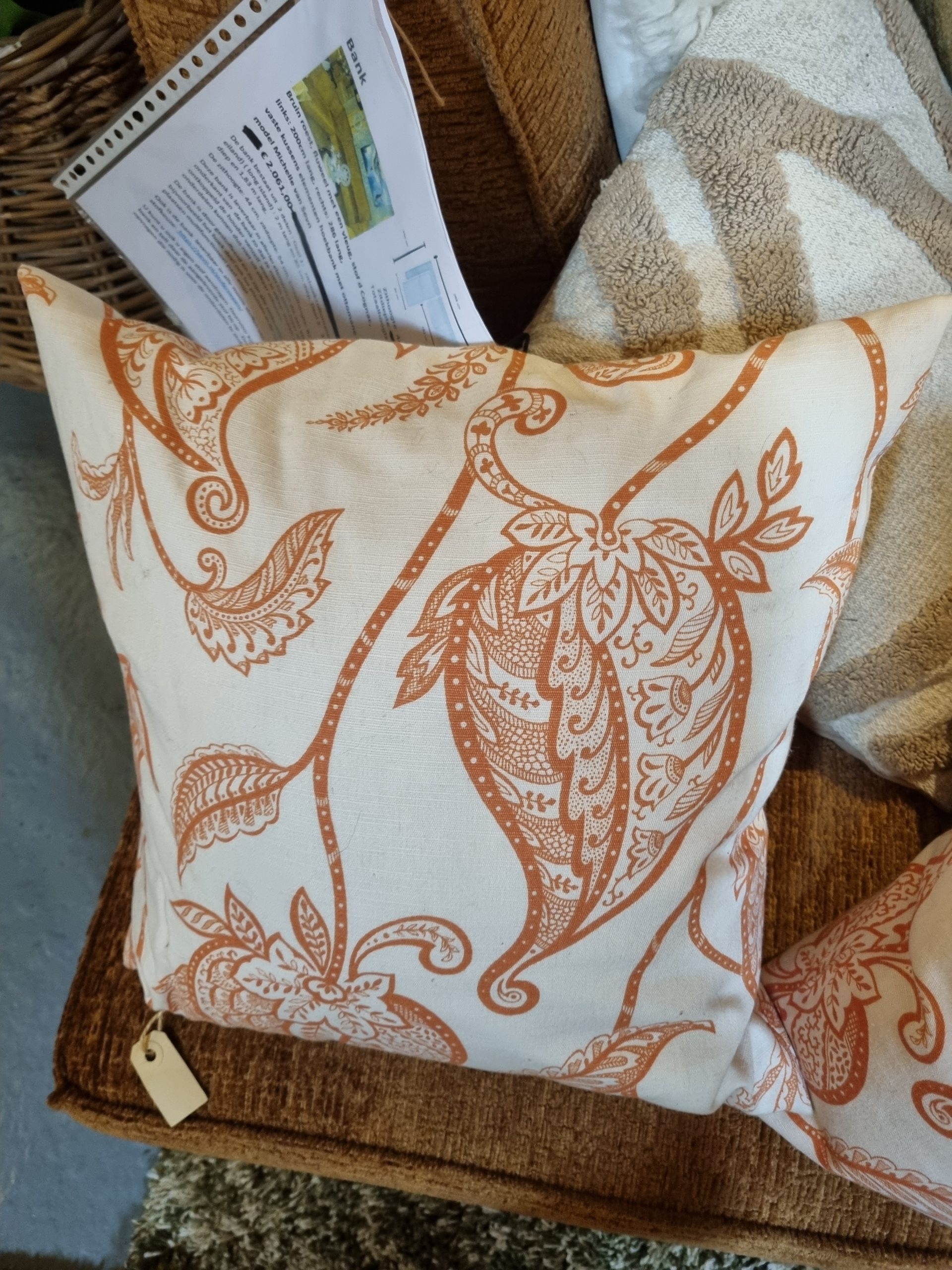 Oranje beige linnen kussen 50x50cm vierkant, Silvera, handwerk, de achterkant gelijk aan voorkant, incl. binnen kussen (op voorraad) V1 - Afbeelding 2