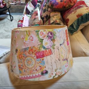 roze oranje geel gemêleerd fluweel ronde lampenkap met bloemen en patchwork motief bedrukt, binnenkant licht oranje, Light & Living, Hoogte 22 cm Boven doorsnee 32 cm Onder doorsnee 40 cm. (op voorraad) v1 g
