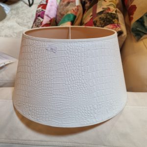 wit leer look ronde lampenkap met slangen motief , binnenkant licht oranje, Light & Living, Doorsnede bovenkant 25, onderkant 35 en hoogte 19 cm. (op voorraad) V1 g