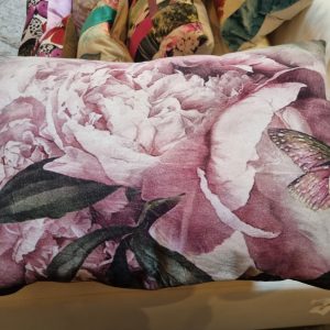 Roze groen fluweel kussen met pioenrozen en vlinder opdruk 40x60cm langwerpig, Mars & More, met groen effen fluwelen achterkant incl. binnen kussen ( op voorraad ) V1