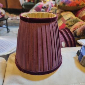 Paars satijn look geplooid ronde lampenkap met fluwelen trim, binnenkant geel, Light & Living , Doorsnede bovenkant 8 cm, onderkant 13 cm en hoogte 12 cm. (op voorraad) V4 g