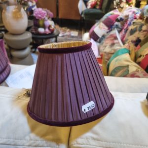 Paars satijn look geplooid ronde lampenkap met fluwelen trim, binnenkant geel, Light & Living , Doorsnede bovenkant 10 cm, onderkant 18 cm en hoogte 13 cm. (op voorraad) V2 g