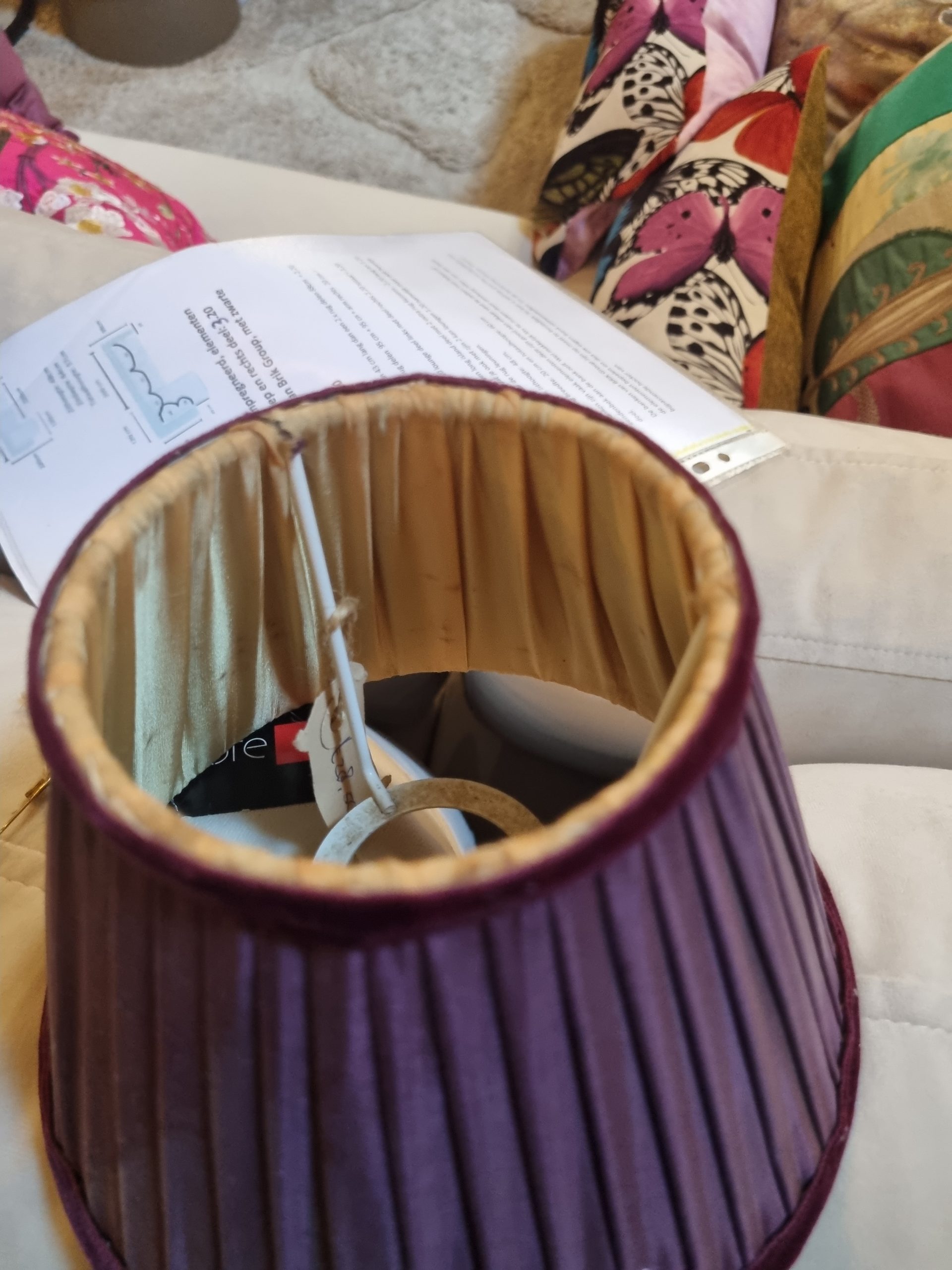 Paars satijn look geplooid ronde lampenkap met fluwelen trim, binnenkant geel, Light & Living , Doorsnede bovenkant 10 cm, onderkant 18 cm en hoogte 13 cm. (op voorraad) V2 g - Afbeelding 2