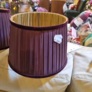 Paars satijn look geplooid ronde lampenkap met fluwelen trim, binnenkant geel, Light & Living , Doorsnede bovenkant 16 cm, onderkant 20 cm en hoogte 14 cm. (op voorraad) V1 g