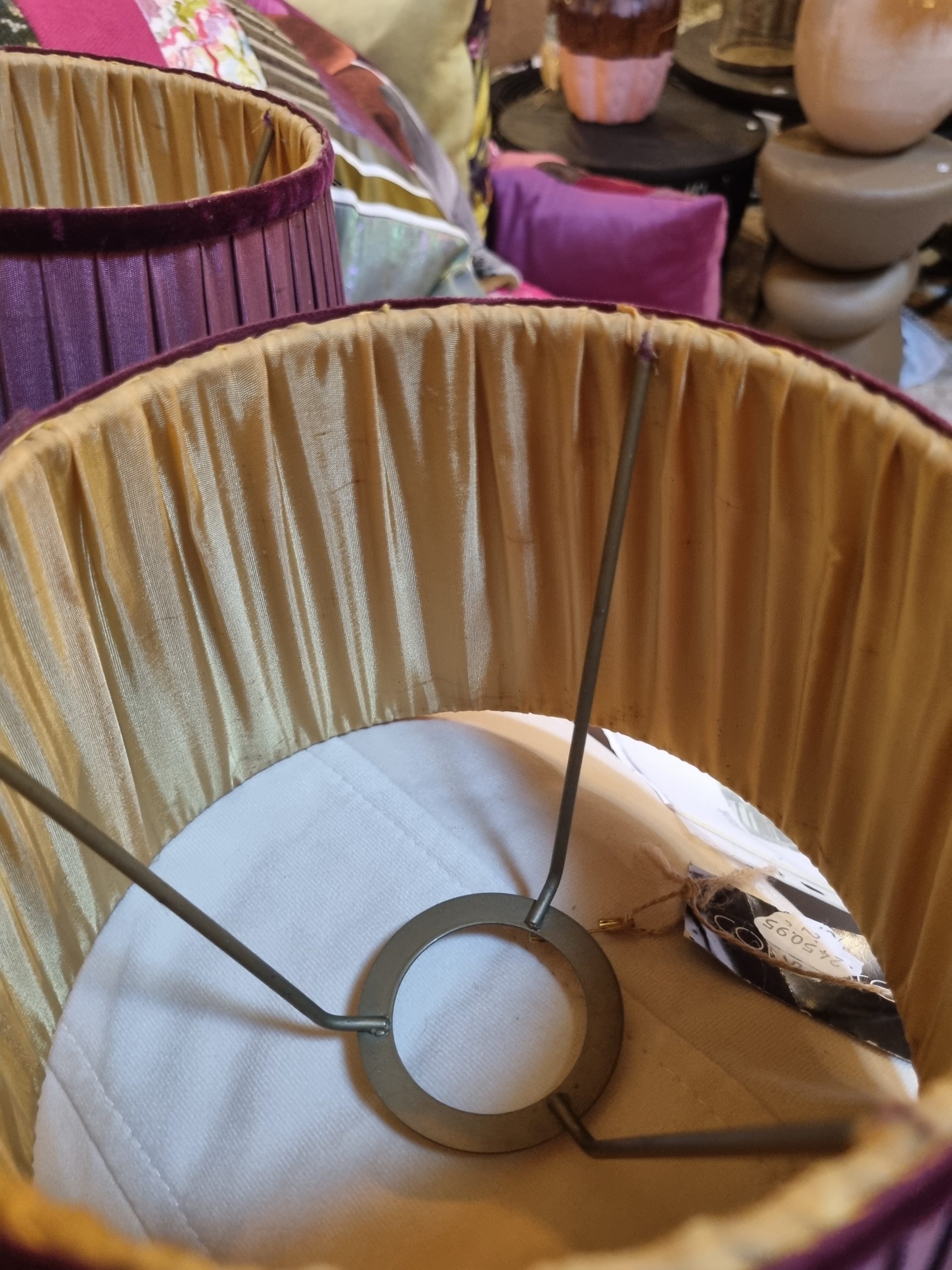 Paars satijn look geplooid ronde lampenkap met fluwelen trim, binnenkant geel, Light & Living , Doorsnede bovenkant 16 cm, onderkant 20 cm en hoogte 14 cm. (op voorraad) V1 g - Afbeelding 2