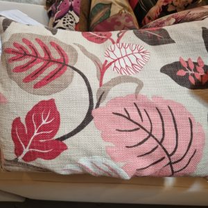 Roze zand bruin linnen kussens met bladeren, vierkant, achterkant fluweel bruin Raaf, 30 cm x 45 cm, incl binnen kussen (op voorraad) V1