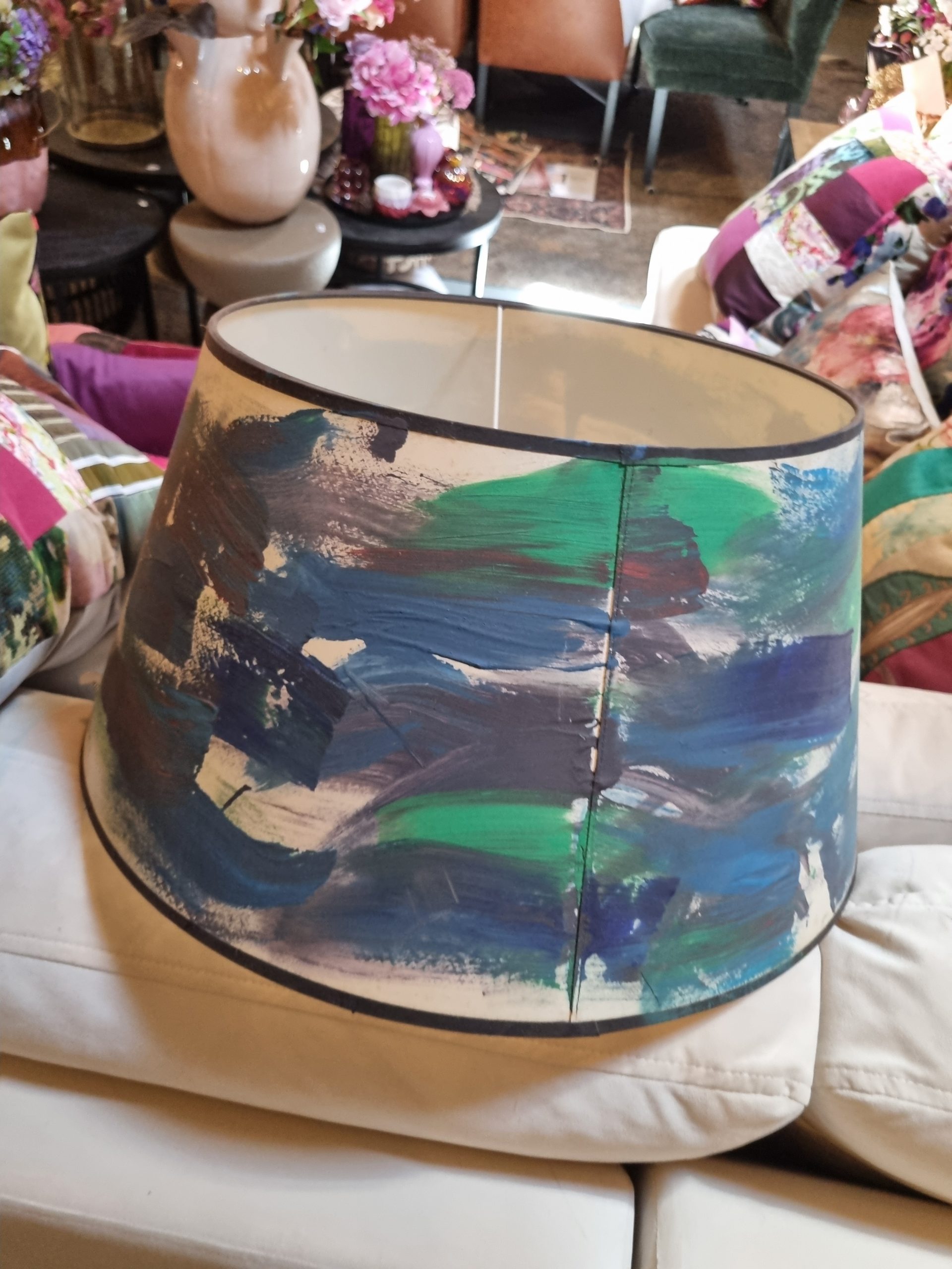 Blauw groen zwart gemêleerd ronde lampenkap met verf vegen, binnenkant wit, M.M. Metamorphosis , Doorsnede bovenkant 35 cm, onderkant 50 cm en hoogte 26 cm. (op voorraad) V1 g - Afbeelding 3