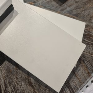 Tété, wit, muur plint gelakt 1,2 cm aan de bovenkant X 9 cm hoog Ral 9010, lengte 2.40 m, pak van 5, vlakke bovenkant, V0