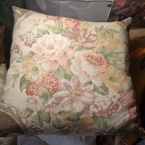 beige roze groen gemêleerd linnen kussen met bloemen 60x60cm vierkant, Silvera, handwerk, de achterkant bruin zijden look , incl. binnen kussen (op voorraad) V1
