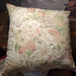 beige roze groen gemêleerd linnen kussen met bloemen 60x60cm vierkant, Silvera, handwerk, de achterkant bruin zijden look , incl. binnen kussen (op voorraad) V1