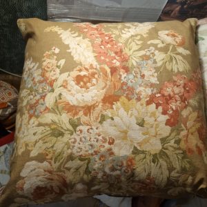 oker mustard beige gemêleerd linnen kussen met bloemen 60x60cm vierkant, Silvera, handwerk, de achterkant bruin zijden look , incl. binnen kussen (op voorraad) V1