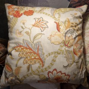 beige oranje groen gemêleerd linnen kussen met bloemen 60x60cm vierkant, Silvera, handwerk, de achterkant rood linnen , incl. binnen kussen (op voorraad) V1