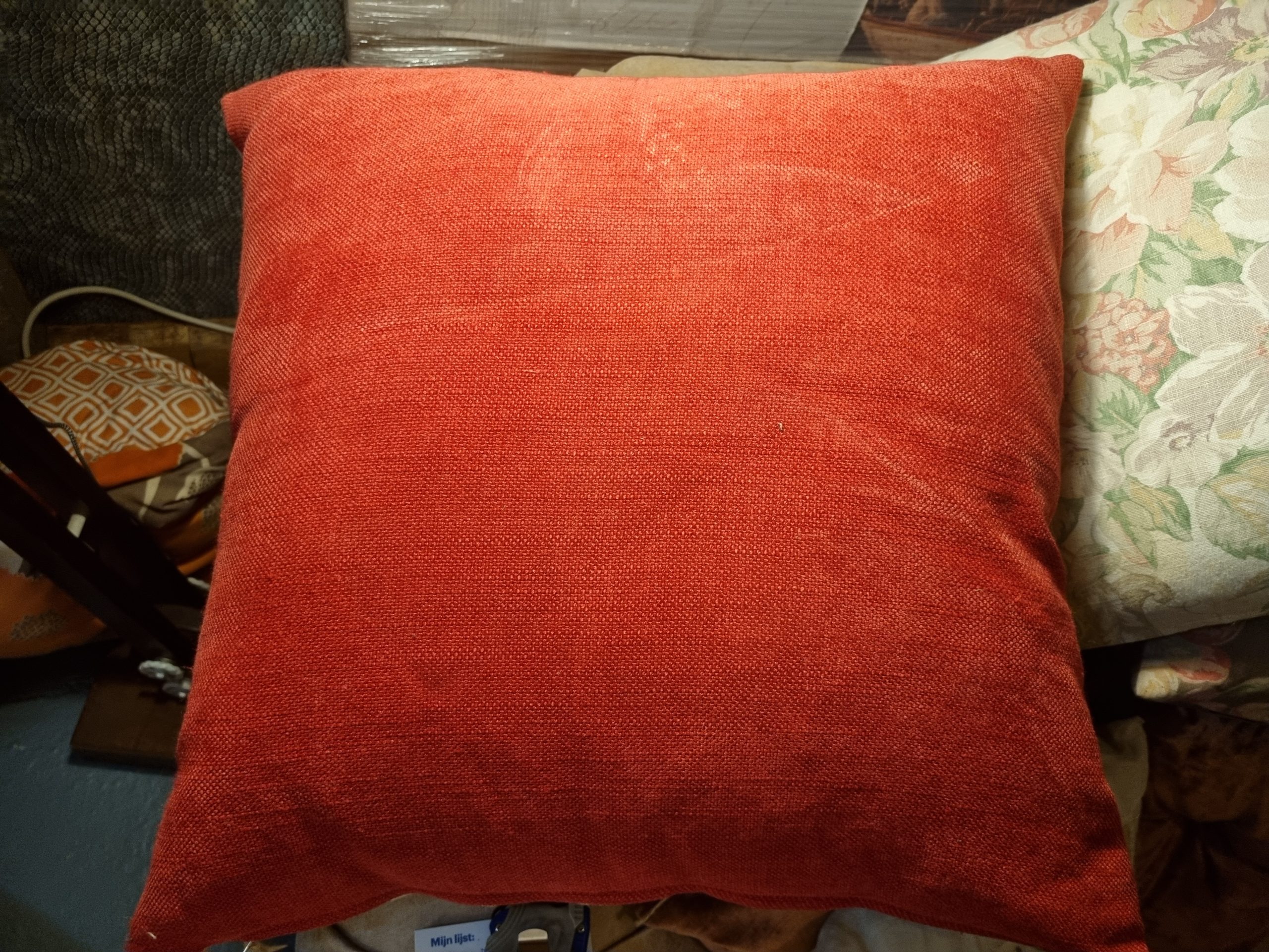 beige Rood groen gemêleerd linnen kussen met bloemen 60x60cm vierkant, Silvera, handwerk, de achterkant rood linnen , incl. binnen kussen (op voorraad) V1 - Afbeelding 2