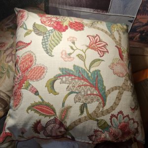 beige Rood groen gemêleerd linnen kussen met bloemen 60x60cm vierkant, Silvera, handwerk, de achterkant rood linnen , incl. binnen kussen (op voorraad) V1