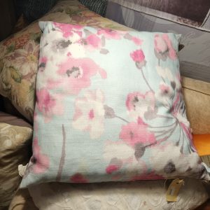 Blauw roze linnen kussen met bloemen 50x50cm vierkant, Silvera, de achterkant grijs satijn look, incl. binnen kussen (op voorraad) V1