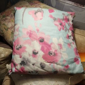 Blauw roze linnen kussen met bloemen 50x50cm vierkant, Silvera, de achterkant grijs satijn look, incl. binnen kussen (op voorraad) V1