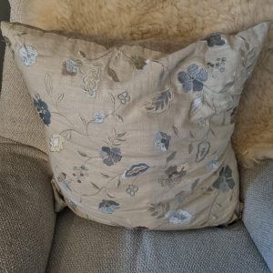 beige grijs linnen kussen met op geborduurde bloemen 60x60cm vierkant, Silvera, handwerk, de achterkant beige linnen , incl. binnen kussen (op voorraad) V1