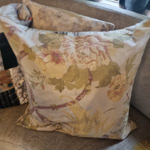 beige Rood groen gemêleerd linnen kussen met bloemen 60x60cm vierkant, Silvera, handwerk, de achterkant taupe beige bruin gemêleerd linnen , incl. binnen kussen (op voorraad) V1